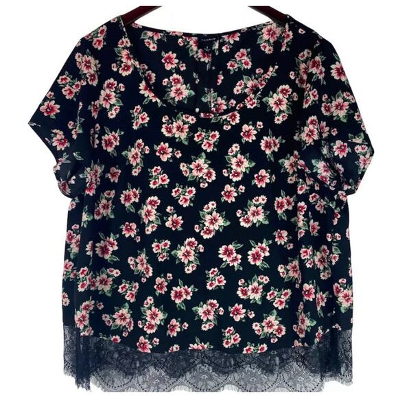 Torrid Blouse Size 4 Black Floral Georgette Flutter Short Sleeve Flowy Back Hem - Picture 2 of 9